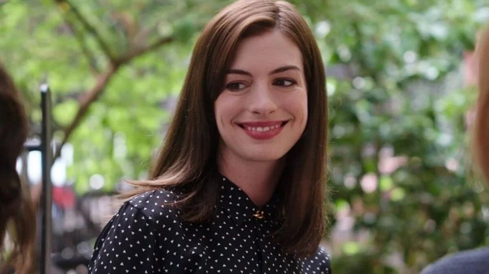 Anne Hathaway envoûtante en couleur du diable pour l’avant-première new-yorkaise du Diable s’habille en Prada 2