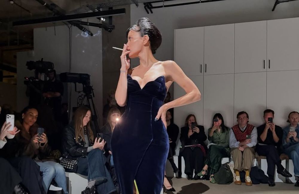 Lily Allen fait sensation à Londres dans une longue robe en velours pour ses débuts sur les podiums
