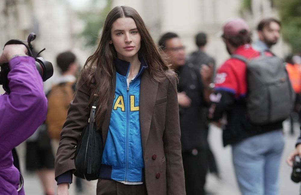 Tailleur et veste de survêtement : l’association improbable qui fait sensation ce printemps