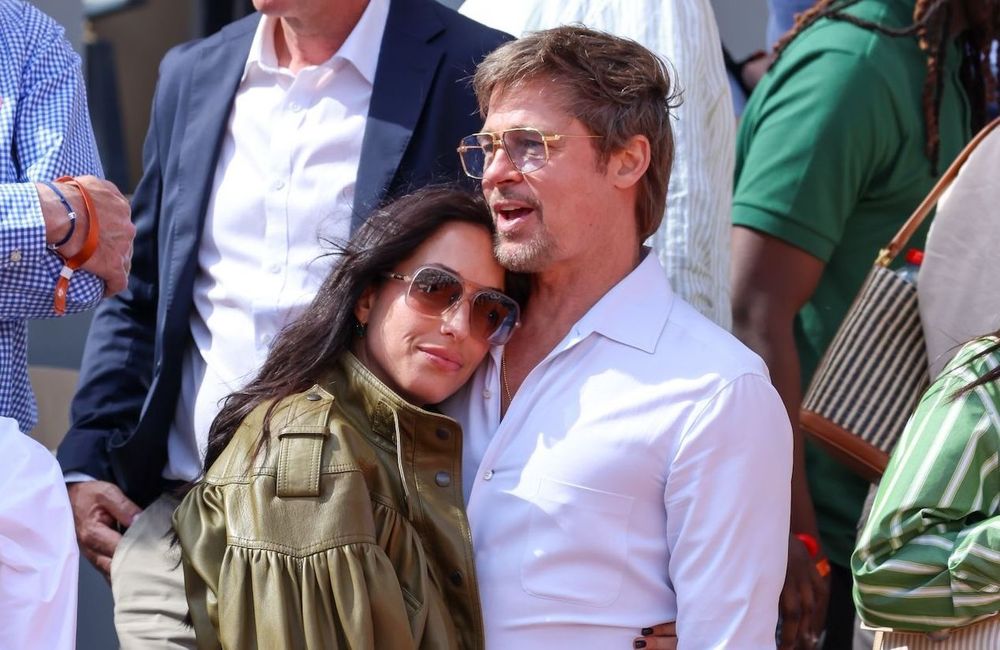 Brad Pitt et Ines De Ramon prennent la pose sur Instagram pour la première fois, au mariage de Taylor Swift
