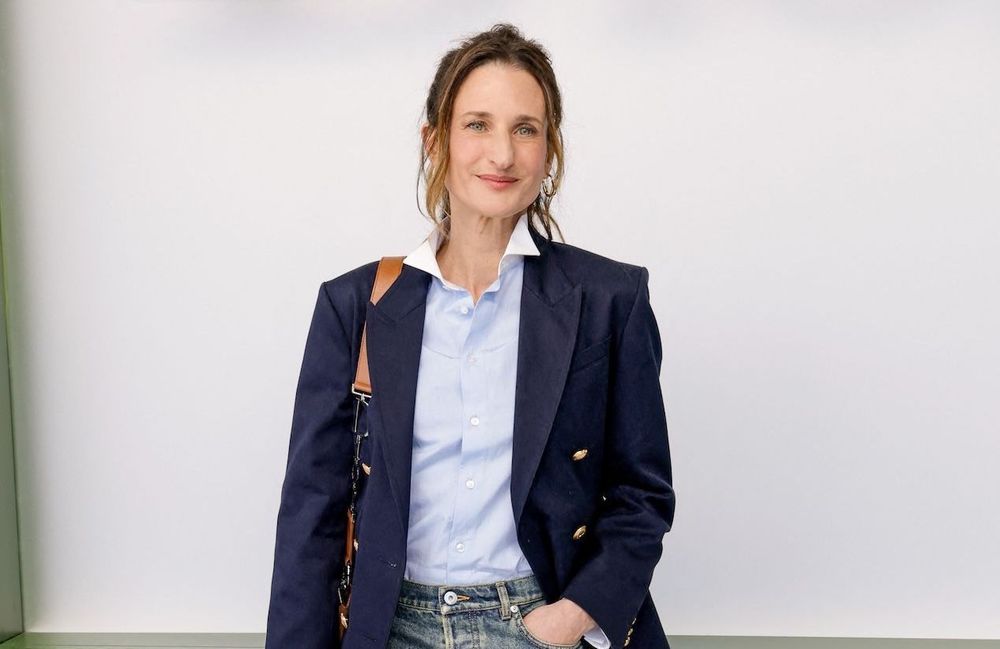 Camille Cottin remet au goût du jour la mini-jupe en denim délavé au défilé Dior