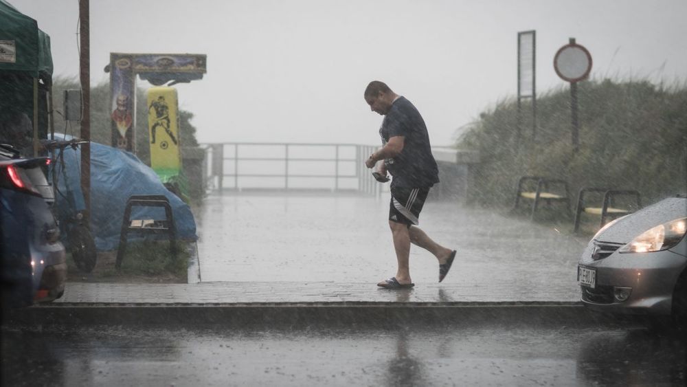 Alerte météo : “De fortes vagues vont déferler”, des pluies intenses, des risques d’inondation et une forte houle attendus selon les experts