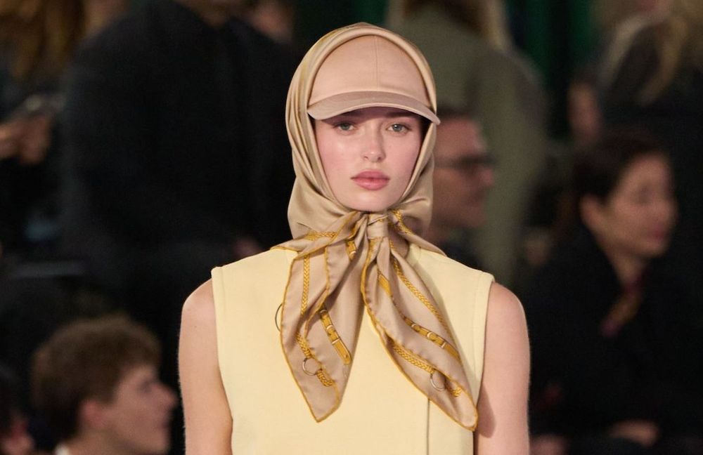 L’association foulard et casquette : le twist rétro repéré sur le défilé Gucci