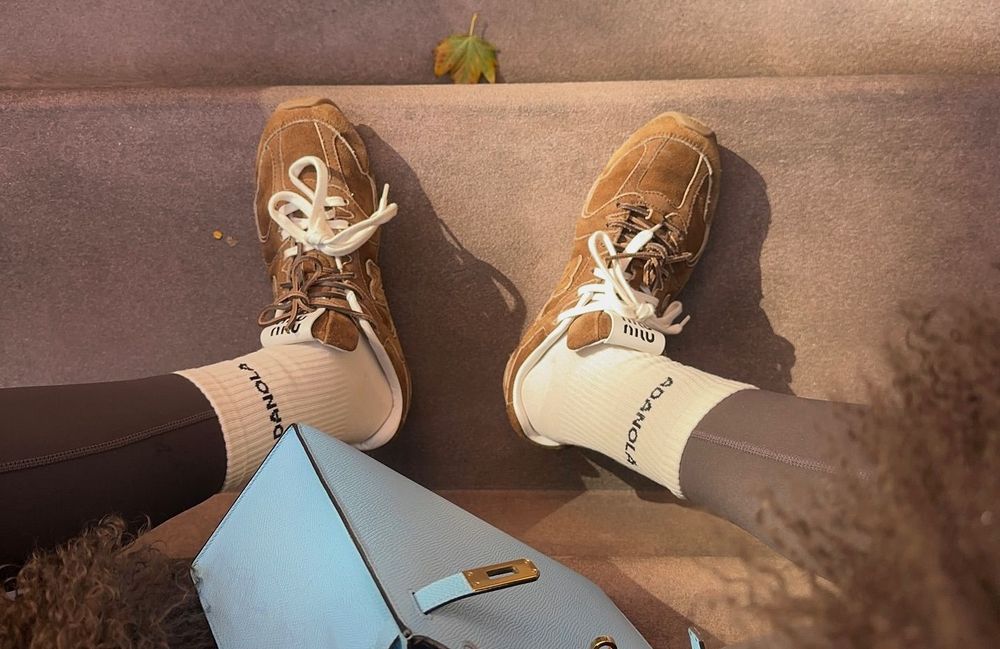 Ni blanches, ni noires : les baskets tendances de l’hiver sont minérales