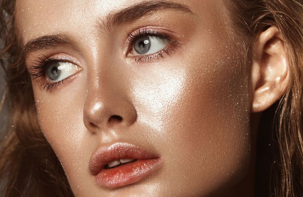 Le gloss détourné en enlumineur : la tendance beauté qui fait le buzz