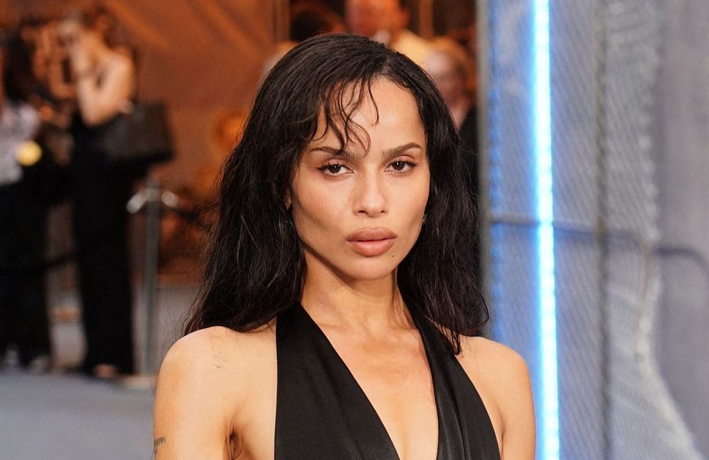 Fashion Week : Zoë Kravitz adopte la coiffure simple et sophistiquée très prisée dans le monde de la mode