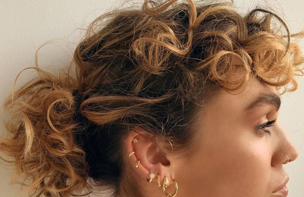 Ce piercing à l'oreille est plus tendance que jamais, et voici ce qu'il faut savoir avant de le faire