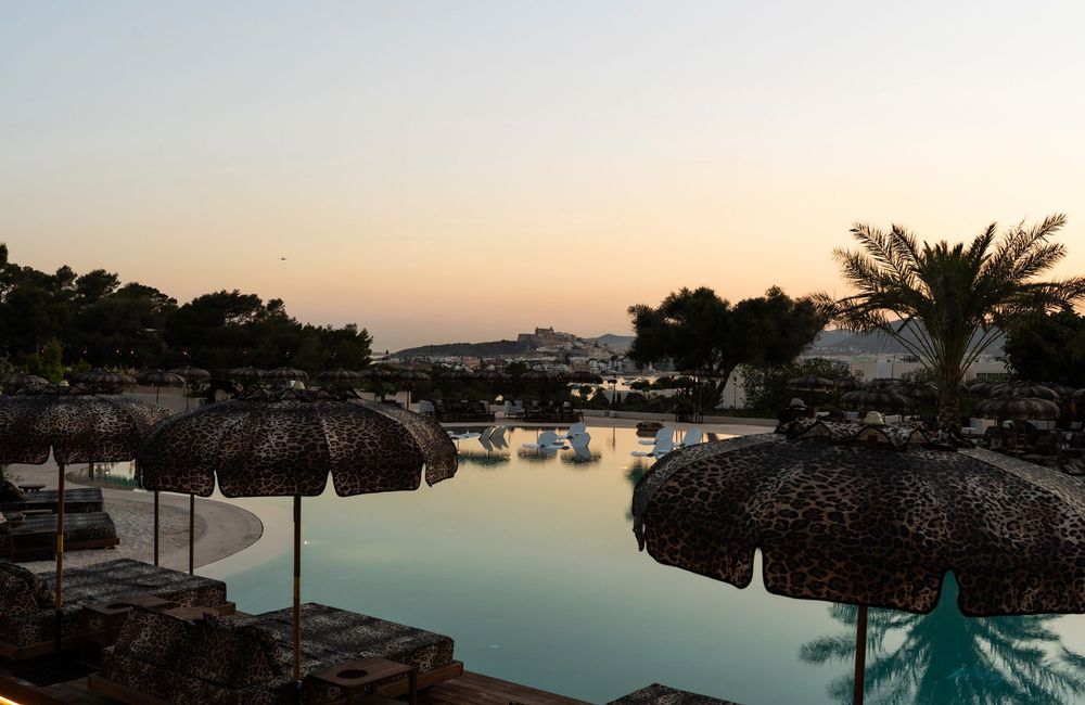 Ibiza, version 2026 : adieu les nuits sans fin, l’île se réinvente en lieu de bien-être