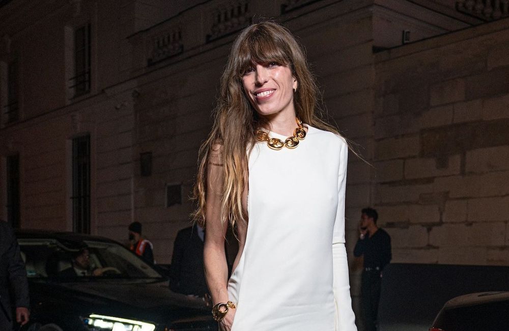 Lou Doillon illumine le dîner Gucci à Paris avec une robe asymétrique et un collier XXL