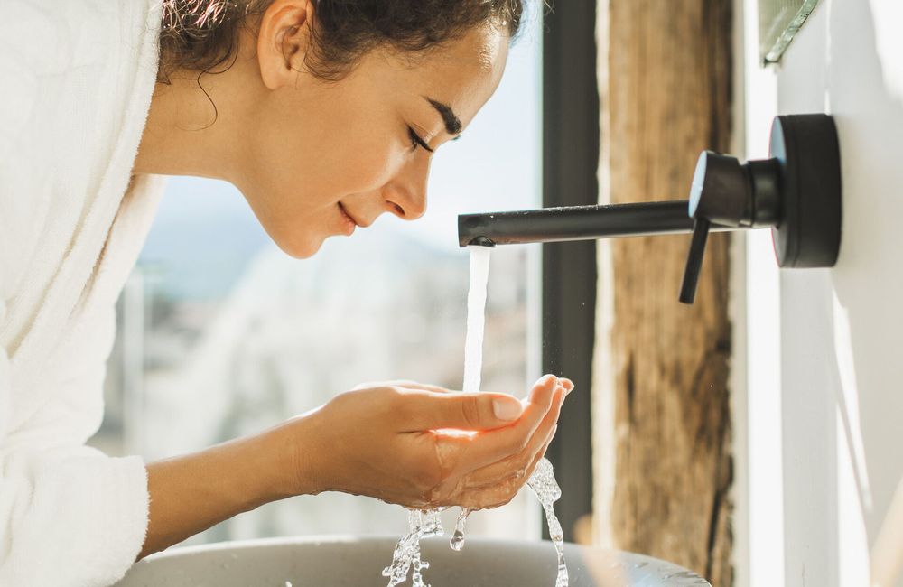 L’eau seule suffit-elle pour se laver le visage le matin ?