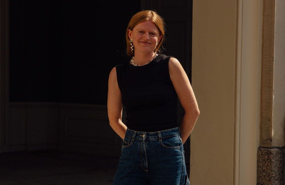 Qu’est-ce que le jean indigo, le pantalon qui obsède la mode à la rentrée ?