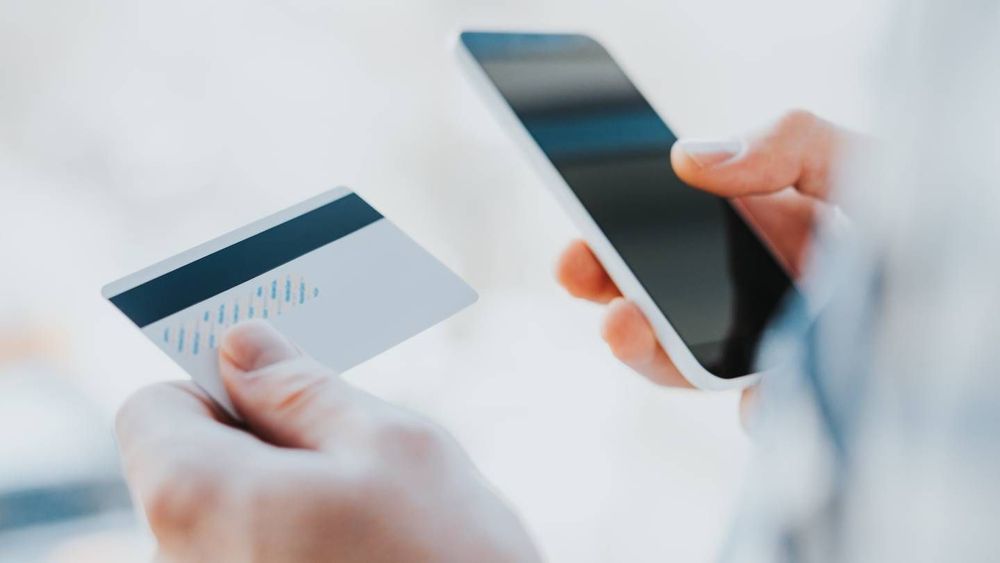 Carte bancaire physique contre carte virtuelle : qui remporte le duel ?
