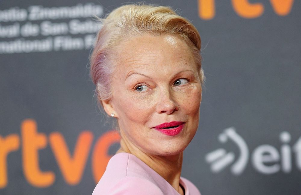 À 57 ans, Pamela Anderson dévoile le secret de la fermeté de sa peau