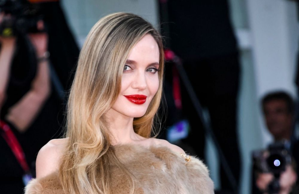 Angelina Jolie impressionne dans une robe dramatique à la Mostra de Venise