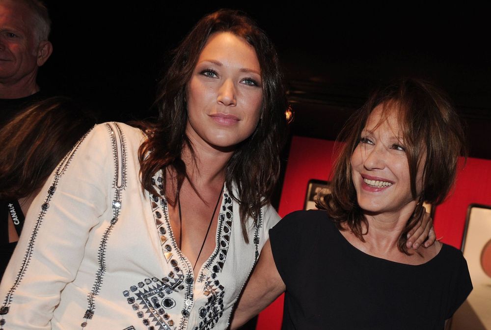 Laura Smet brise le silence après la mort de Nathalie Baye, ses confidences sur une mère protectrice touchent