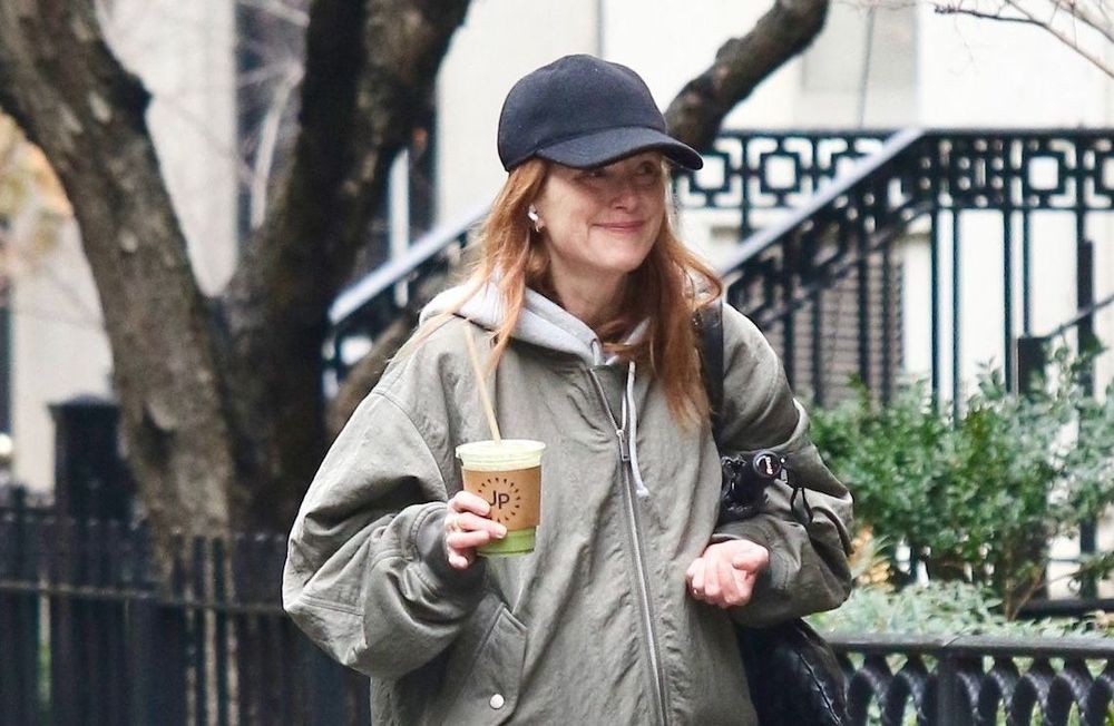 Julianne Moore mise sur le bomber kaki pour un style à la fois chic et décontracté