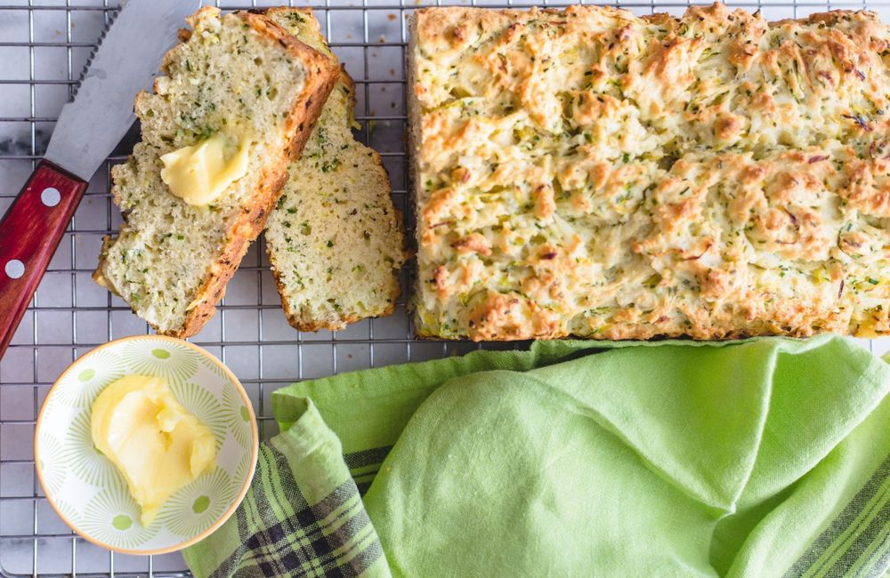 Pour le petit-déjeuner, testez ce pain façon cake hyper moelleux à la courgette et au fromage