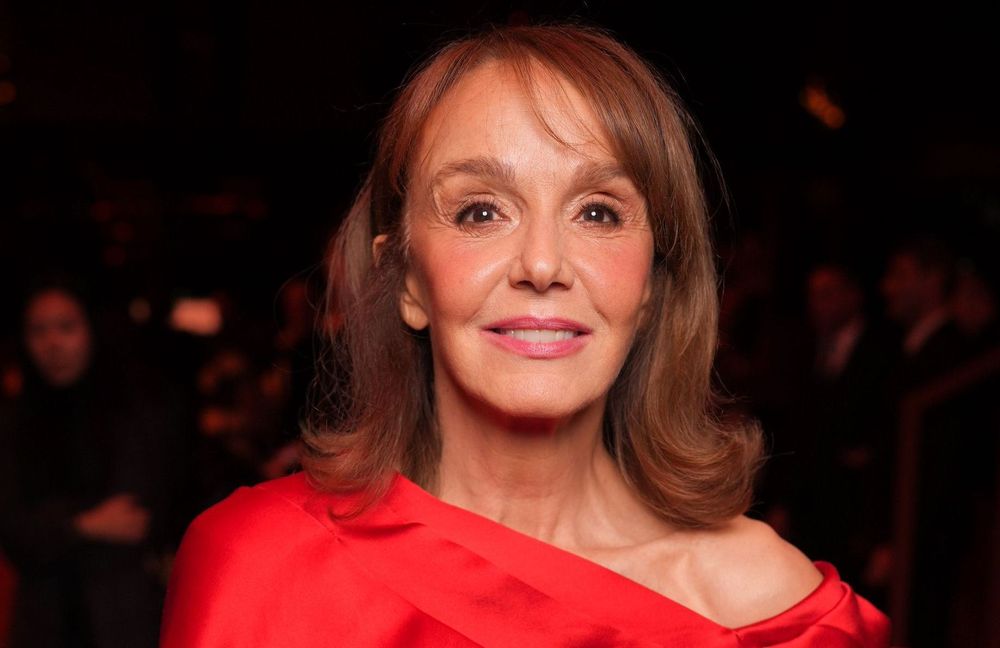 Philippine Leroy-Beaulieu rayonne dans une robe écarlate au défilé Fendi