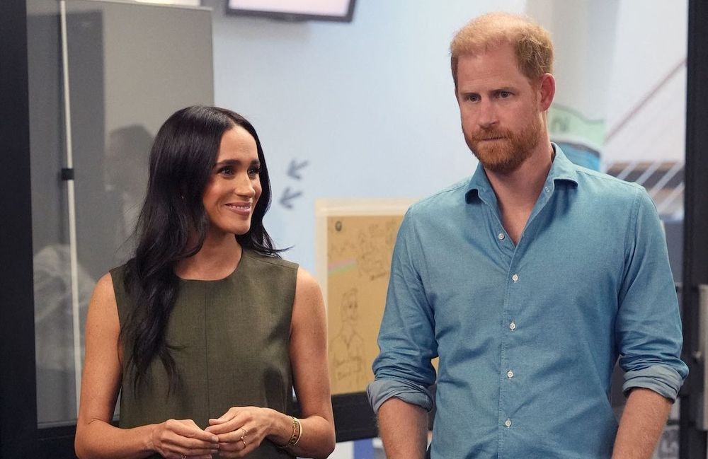 Meghan Markle en robe droite : pourquoi ce classique des années 60 revient en force