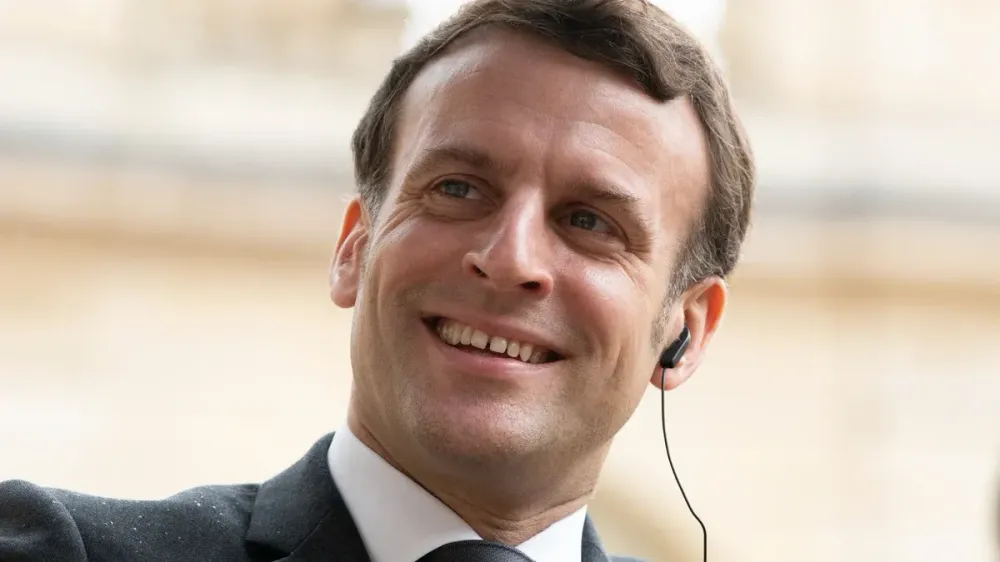 Emmanuel Macron violemment pris à partie par Cyril Hanouna : “Il faut arrêter de se foutre de la gueule du monde”
