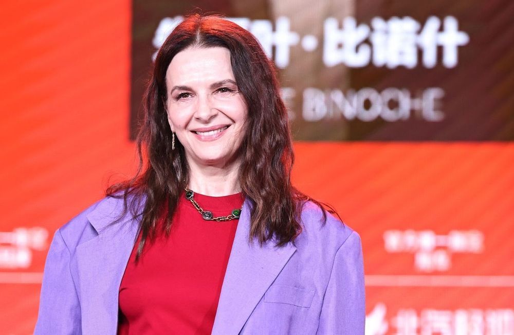 Juliette Binoche relance la tendance color block sur le tapis rouge de Pékin