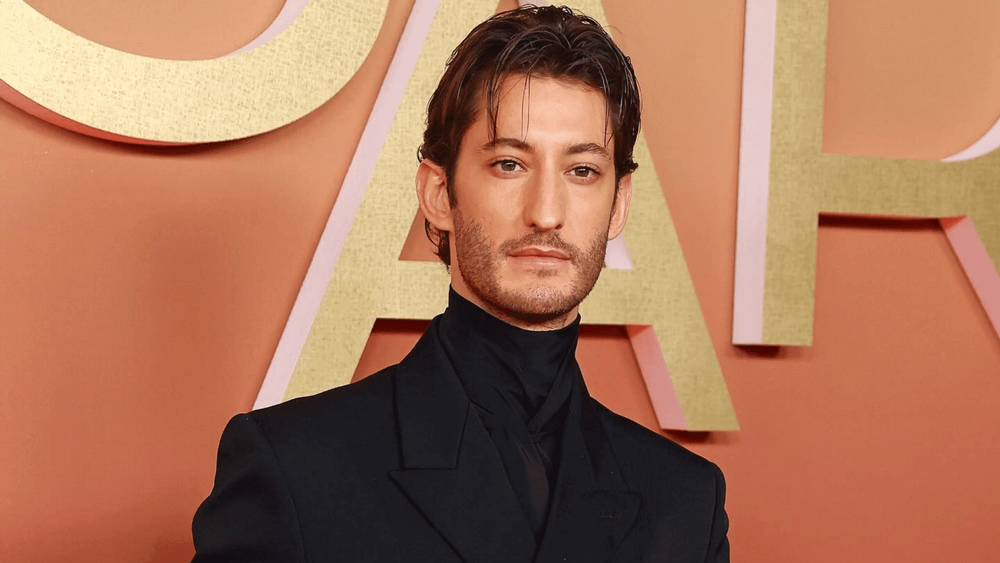 "Mais on se connaît ?", Pierre Niney sous le choc en retrouvant sa prof de CM1 à l'avant-première de son nouveau film