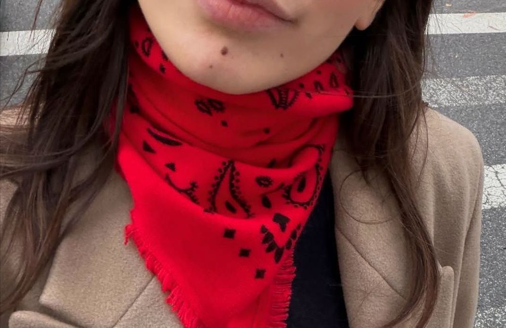 Ce bandana en cachemire est l’obsession des filles stylées cet hiver