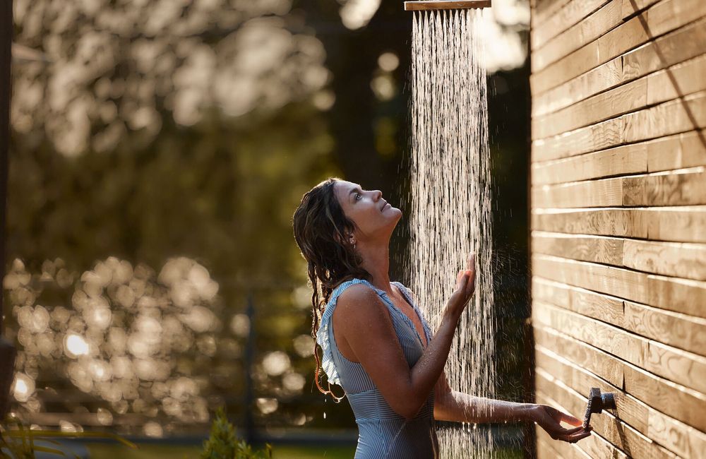 Été : ces gestes à adopter sous la douche pour éviter la déshydratation de la peau