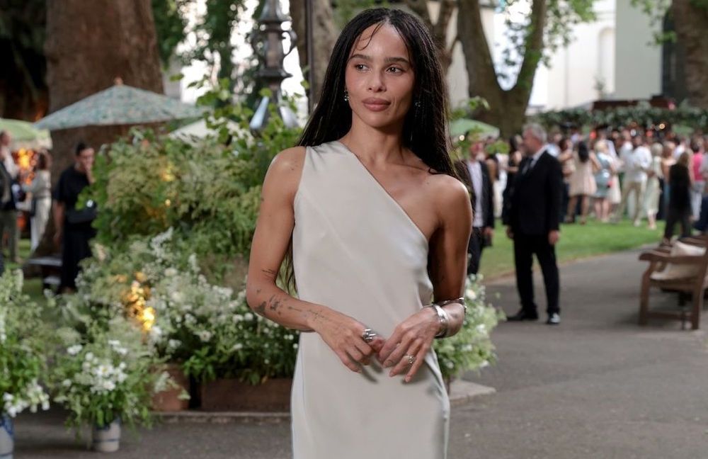 Zoë Kravitz adopte le bracelet de bras, le bijou que l’on verra partout cette saison