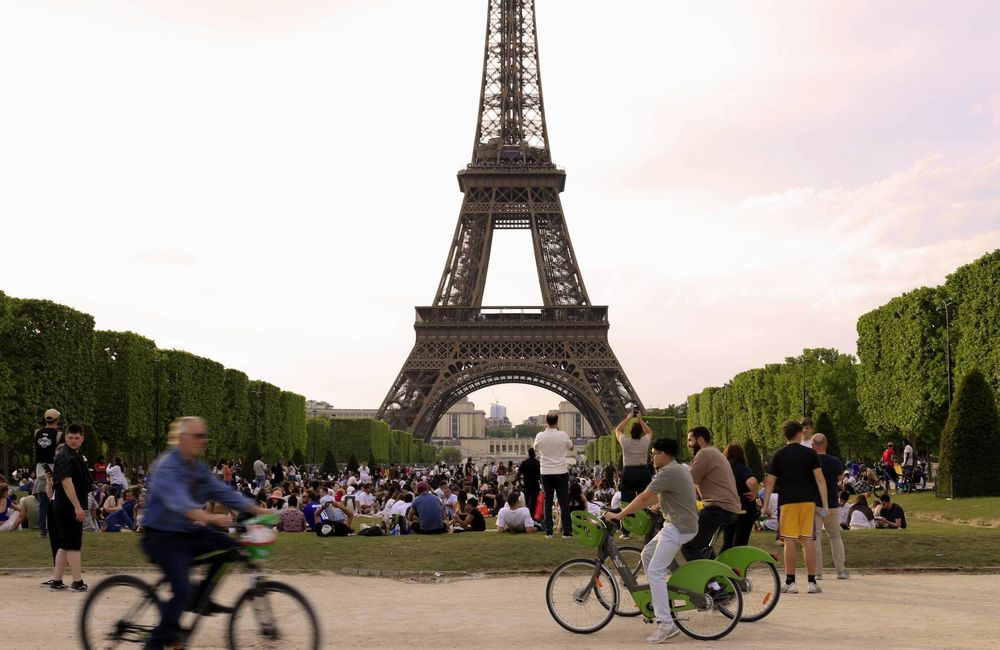 Quand verrons-nous des noms de femmes gravés sur la tour Eiffel ?