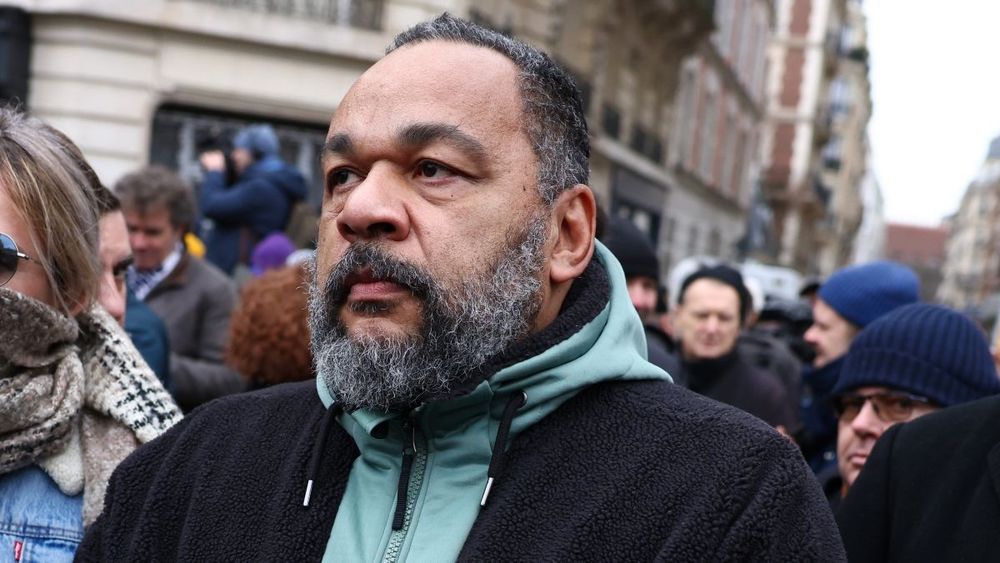 Dieudonné : "Joueur de poker… menteur", des propos sur Patrick Bruel qui ont coûté une blinde à l'humoriste
