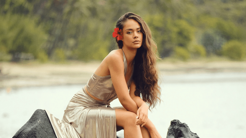 Hinaupoko Devèze (Miss France 2026) évoque sa famille de 8 enfants : "les blonds aux yeux bleus d'un côté, les Polynésiens de l'autre"