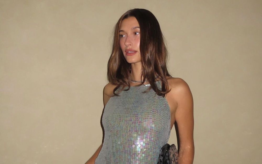 Pour son anniversaire, Hailey Bieber ressuscite ce look oublié de Britney Spears