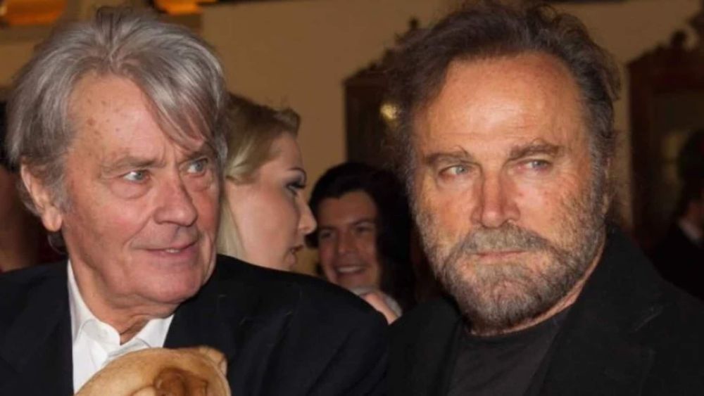 Alain Delon : l'acteur aurait-il eu une liaison secrète avec un homme ? Une vieille rumeur refait surface !