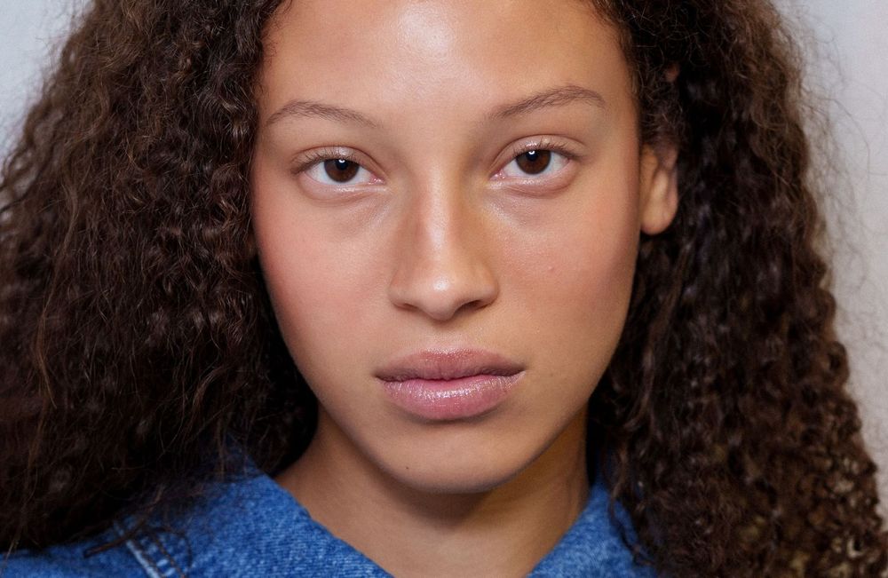 Ces trois erreurs que tout le monde fait en hiver sabotent les cheveux, selon un chirurgien capillaire