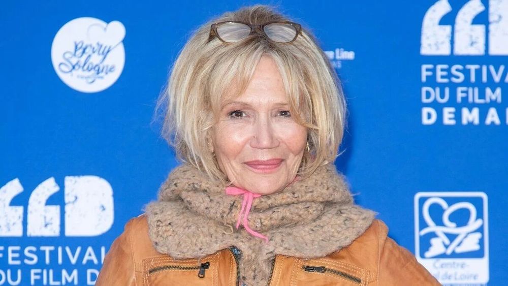 Clémentine Célarié (68 ans) révèle le nom du chanteur qu'elle a invité dans son lit : "Il n'a pas voulu…"