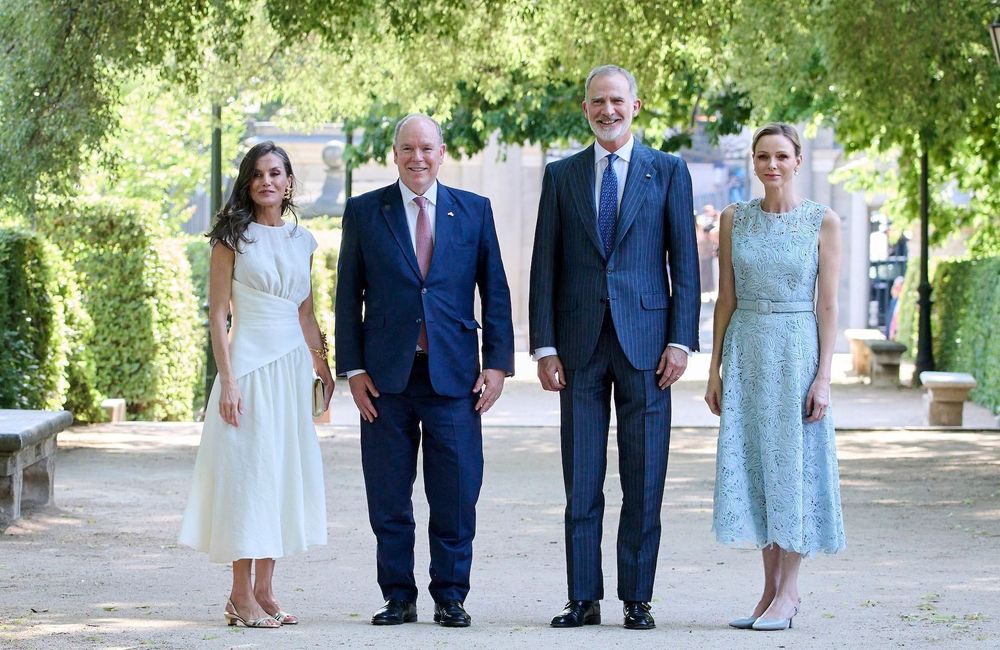 Sous le soleil de Madrid, Letizia d’Espagne et Charlene de Monaco misent sur cette robe d’été légère et intemporelle