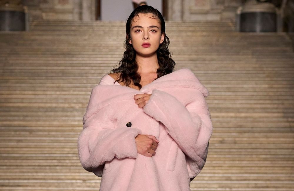 Cheveux effet mouillé, manteau peignoir… l’apparition éblouissante de Deva Cassel sur le podium Max Mara
