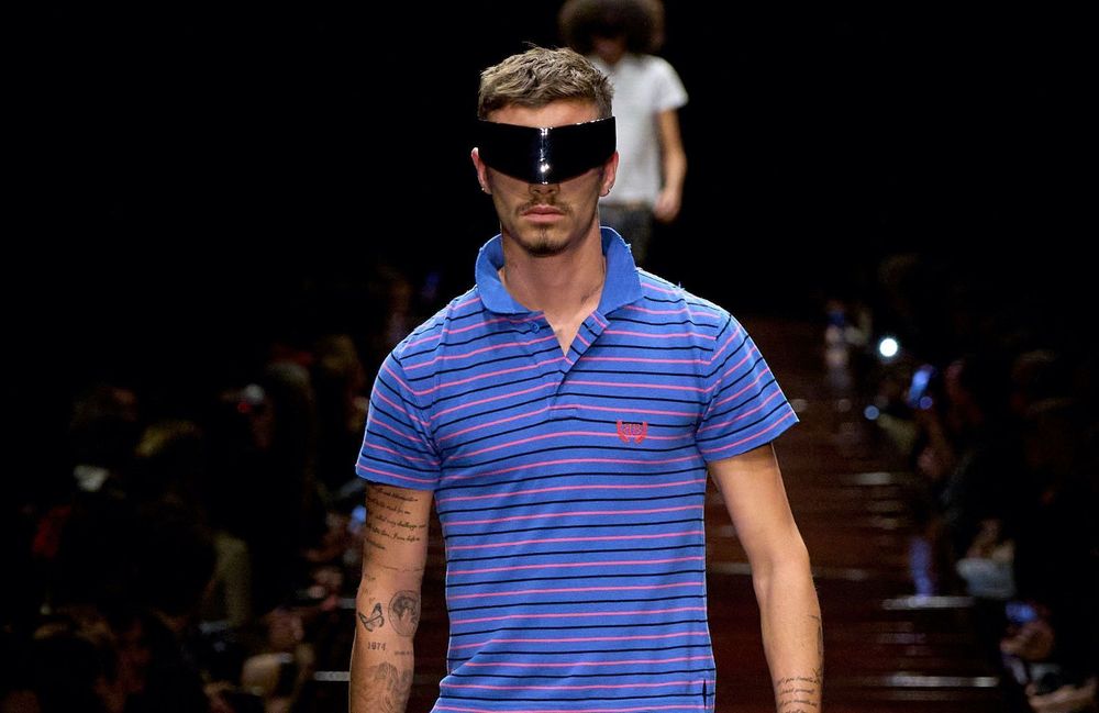 Romeo, le fils cadet de Victoria Beckham, fait ses premiers pas à la Fashion Week de Paris