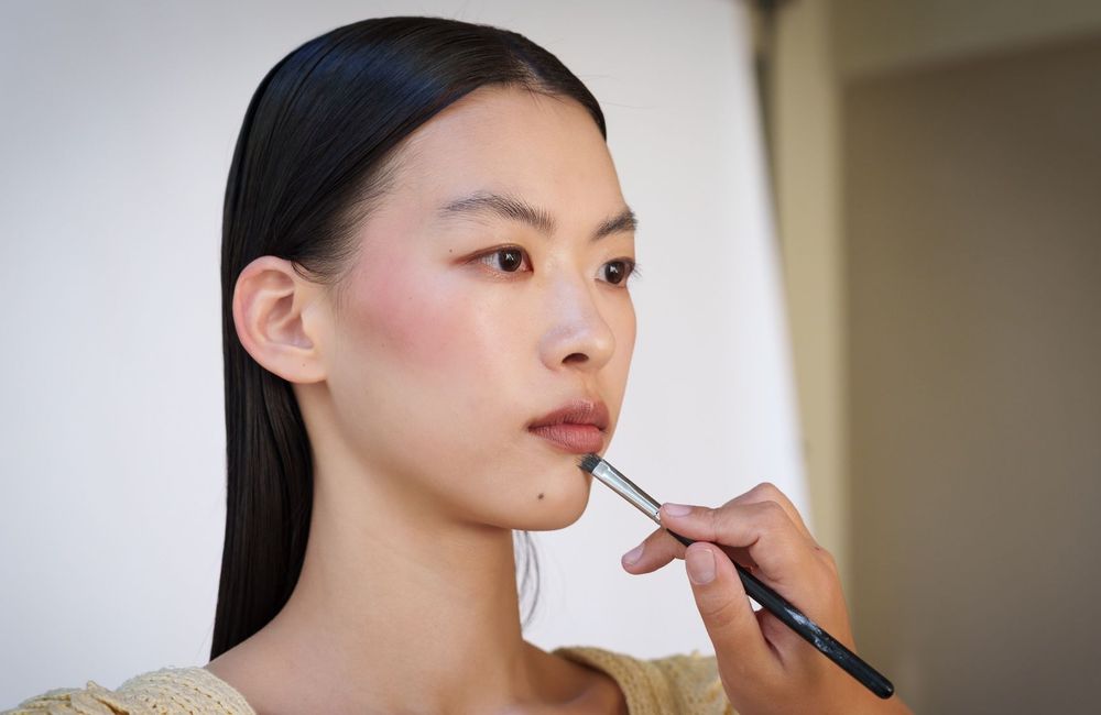 Voici l'astuce pour fixer son maquillage en moins de trente seconde, selon une make-up artist