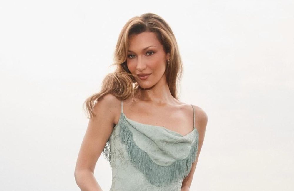 Bella Hadid redonne vie à cette robe vintage Dior, déjà portée par Nicole Kidman il y a 30 ans