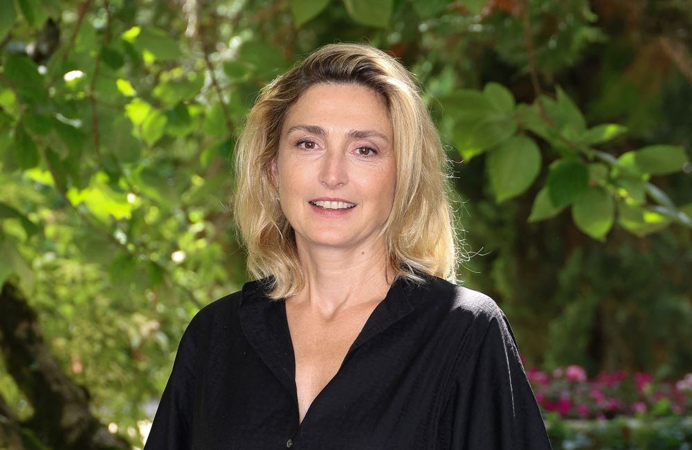 Ménopause : Julie Gayet et 28 personnalités signent une tribune pour ouvrir le dialogue sur ce tabou