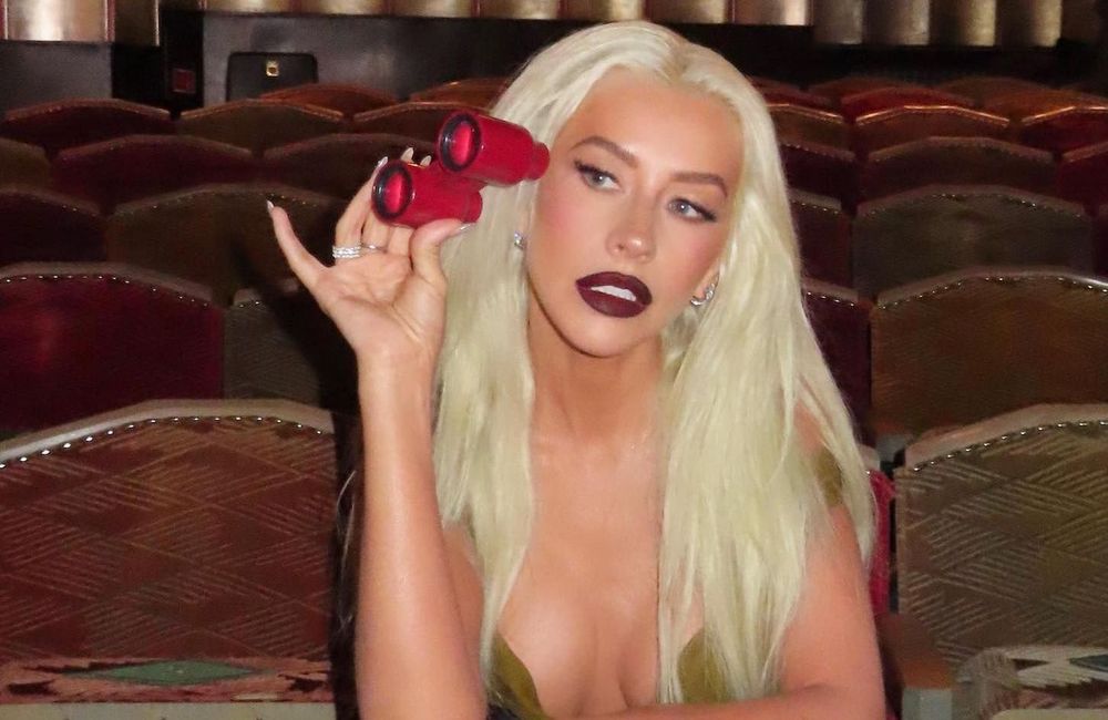 Porter du rouge à lèvres noir en été ? Christina Aguilera lance la tendance