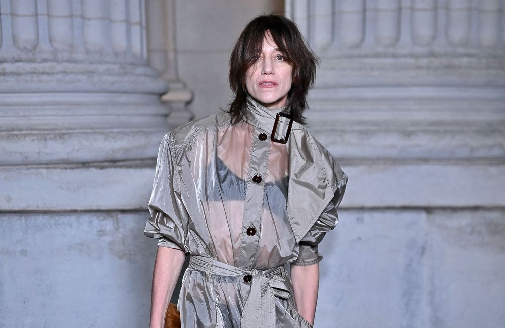 Trench transparent, allure souveraine... Charlotte Gainsbourg fait sensation au défilé Saint Laurent