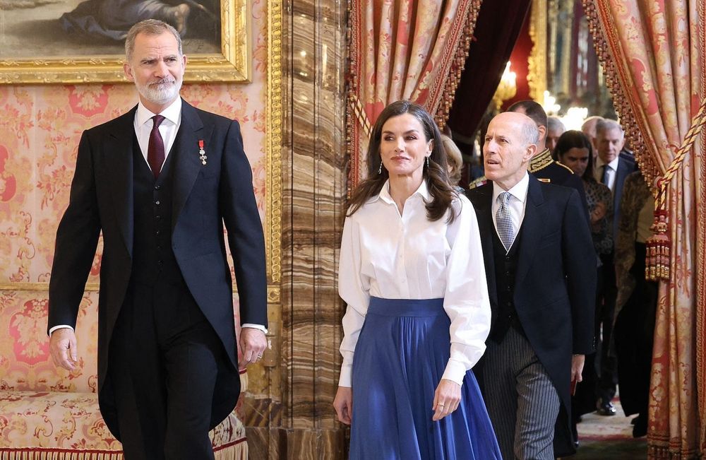 La chemise blanche oversize, l'astuce simple de Letizia d’Espagne pour sublimer une jupe plissée