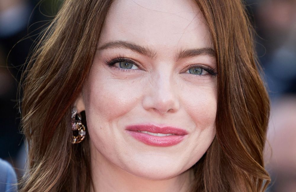 Métamorphosée, Emma Stone affiche une coupe ultra courte sur le tapis rouge