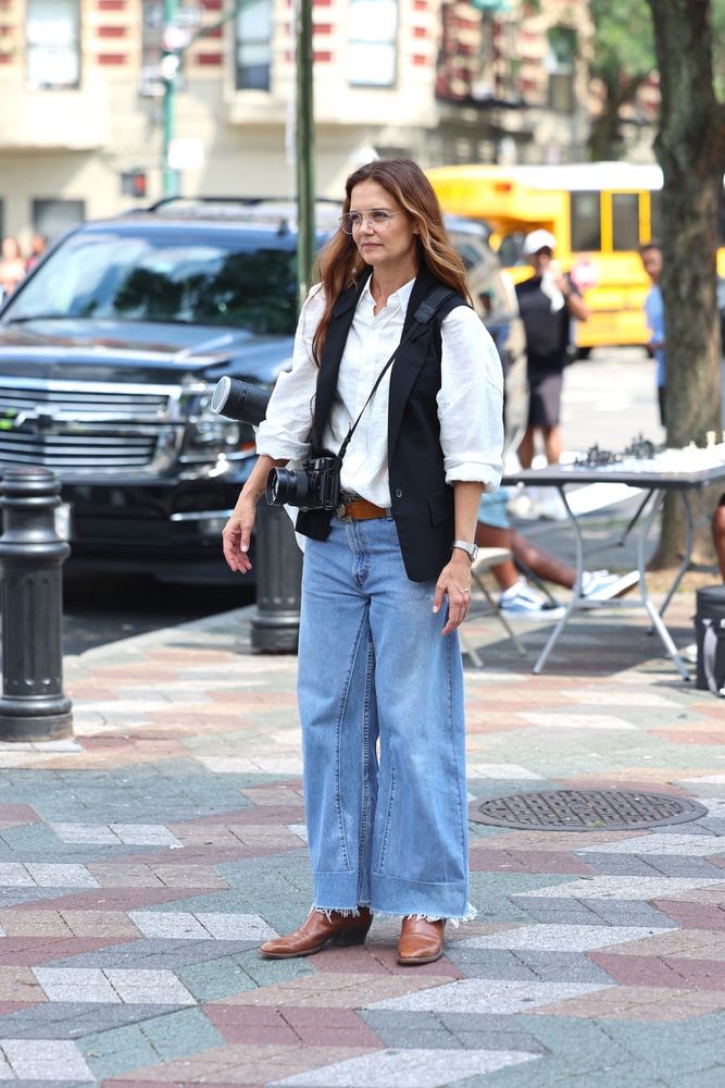 Le veston masculin selon Katie Holmes : la leçon effortless-chic de l’été