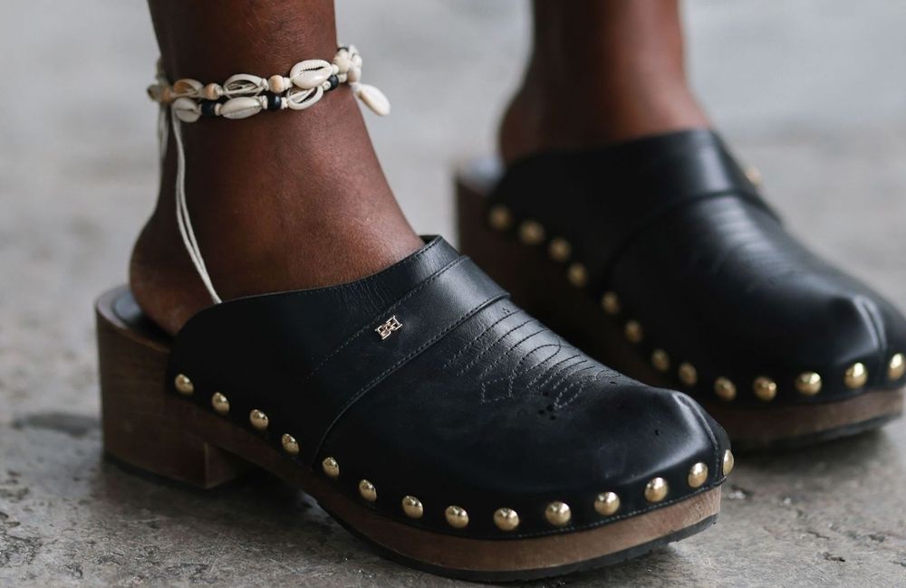 Le grand retour du bracelet de cheville : les nouvelles règles du style pour l’adopter