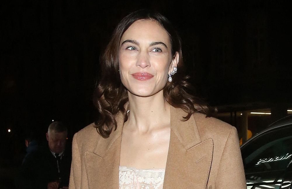 En ensemble de lingerie, Alexa Chung modernise le look indie sleaze à l’after-party des Bafta