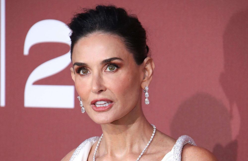 Cannes 2024 : Demi Moore, sublime en décolleté drapé au gala de l’amfAR